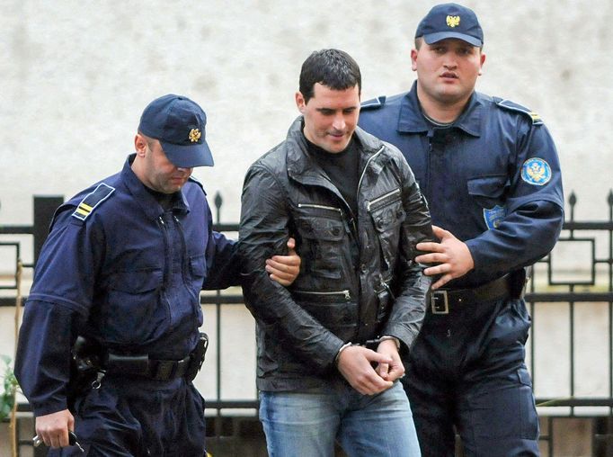 Vladimir Lekić z Růžových panterů (na snímku uprostřed) je eskortován policí na soudní přelíčení. Podgorica, Černá Hora, rok 2010.