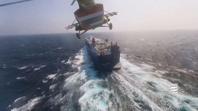 Helikoptéra jemenských Húsiů nad nákladní lodí Galaxy Leader v Rudém moři.