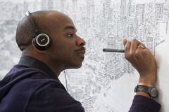 Autistický umělec maluje zpaměti ohromná panoramata měst, detaily jsou dokonale přesné