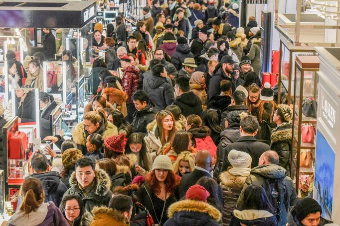 Lidé nakupují v obchodě během Black Friday v New Yorku v USA. Snímek z roku 2018.