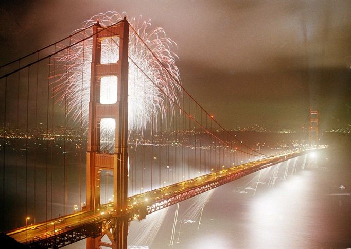 Visutý most Golden Gate Bridge v záři ohňostrojů při oslavě výročí 50 let od svého otevření. Snímek z roku 1987.