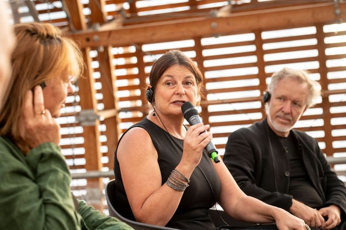 ... následující dny už jednotlivé debaty hostila dřevěná vzducholoď Gulliver na střeše galerie. Na snímku je spisovatelka Radka Denemarková.