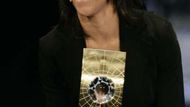 Fotbalistka roku 2006, Brazilka Marta s trofejí, o které v anketě FIFA rozhodovali reprezentační trenéři a kapitáni.