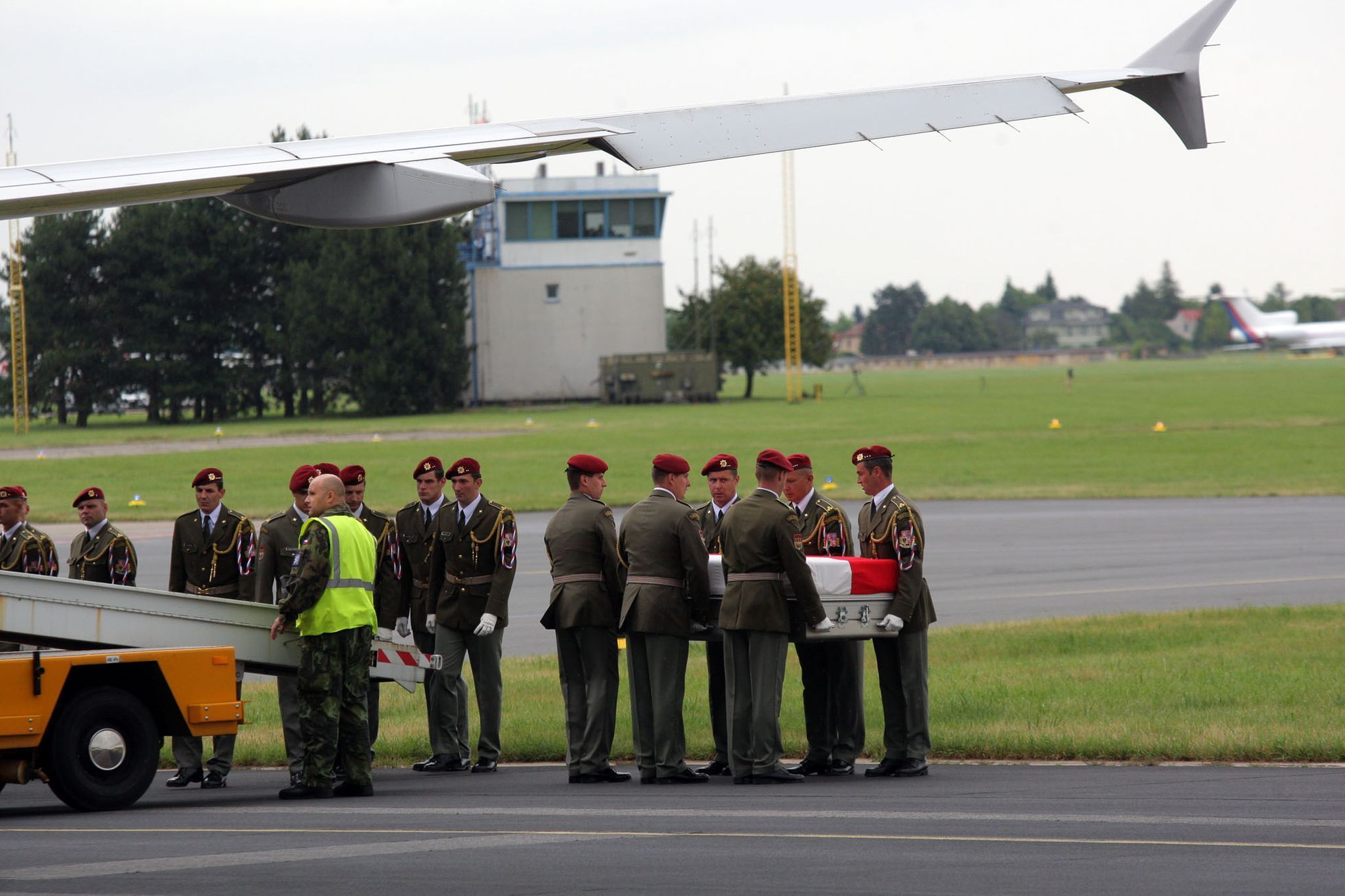 Přílet letadla s ostatky vojáků zabitých v Afghánistánu
