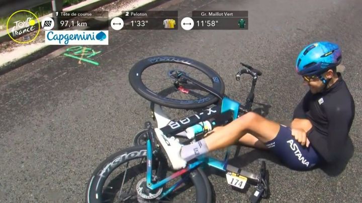 Jen kousek od tragédie. Motorka na Tour zastavila těsně před padajícím cyklistou; Zdroj foto: Repro: TV