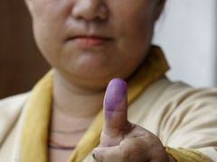 Žena ukazuje označený prst poté, co odvolila ve druhém kole zkušebních voleb v Bhútánu