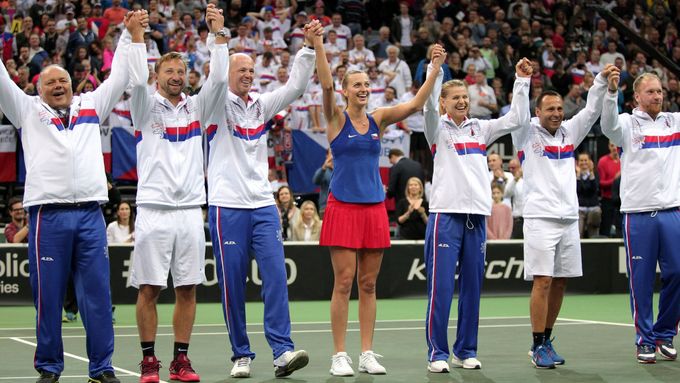 Petra Kvitová slaví s českým týmem postup do semifinále Fed Cupu.