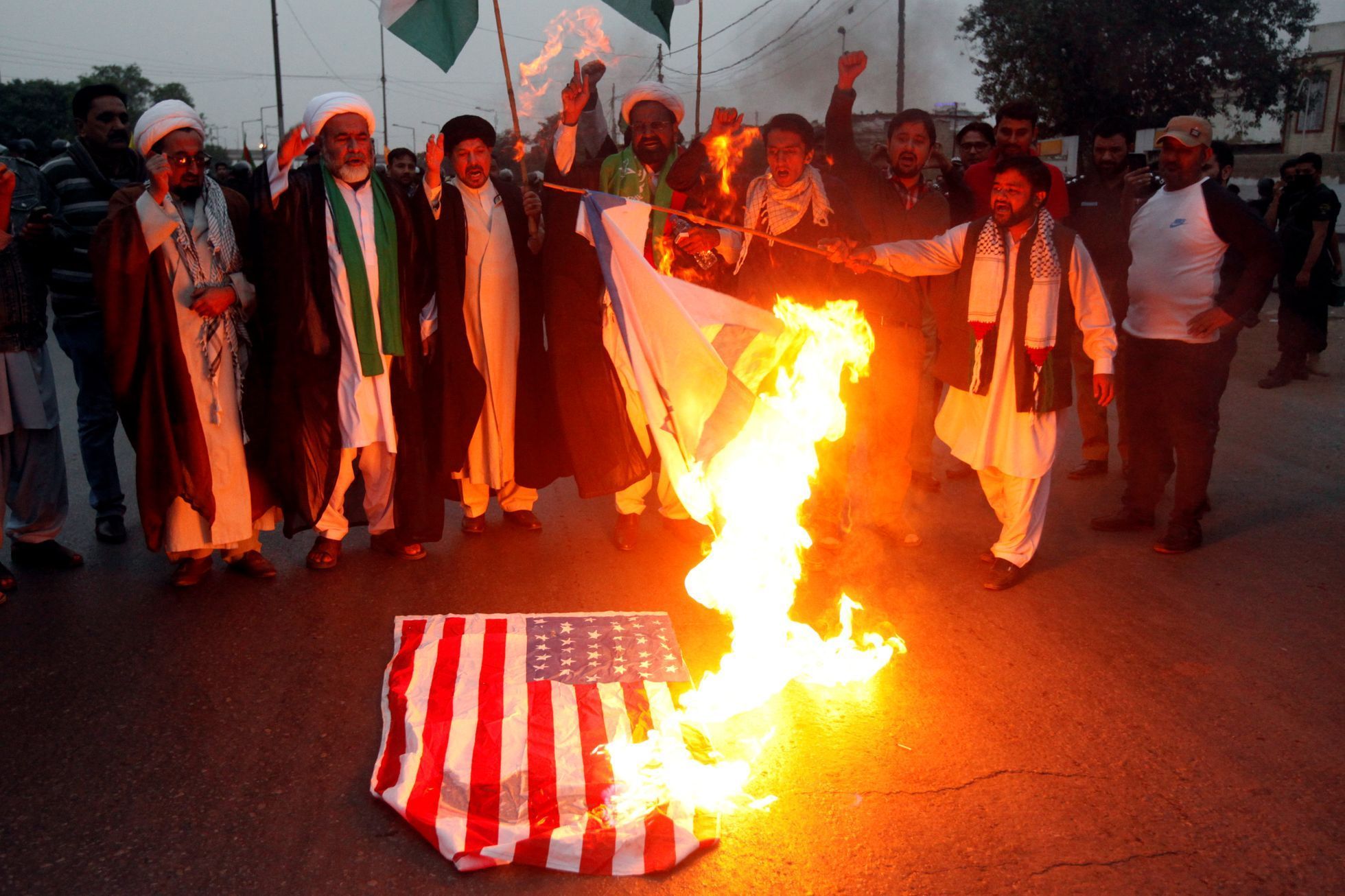 Pálení vlajky USA v Pákistánu - protest proti Jeruzalému