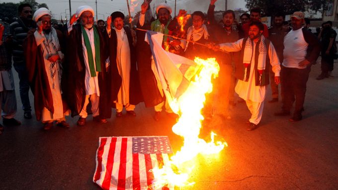 Pálení americké vlajky v Pákistánu na protest proti přesunu ambasády USA do Jeruzaléma.