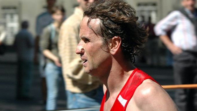 Portugalský vytrvalec Hélder Ornelas vyhrál 13. ročník Pražského maratonu v čase 2:11:49 hodiny.