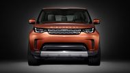 Land Rover Discovery – Na toto velké SUV se čekalo poměrně dlouho. Nové „Disco“, jak mu fanoušci říkají, bude zaměřeno na rodinu. Díky kompletně novému šasi se autu podařilo shodit téměř půl tuny hmotnosti. Nepřijde ale ani o své schopnosti v terénu, které zaručí pohon všech kol či nastavitelný podvozek. Na českých silnicích by se mělo projíždět už na jaře.