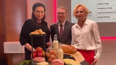 Jana Bobošíková a Kateřina Konečná nad vajíčky, mlékem a dalšími  potravinami. Mužem uprostřed je lídr Stačilo v Plzeňském kraji Vítek Prokop.