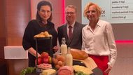 Jana Bobošíková a Kateřina Konečná nad vajíčky, mlékem a dalšími  potravinami. Mužem uprostřed je lídr Stačilo v Plzeňském kraji Vítek Prokop.