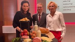 Jana Bobošíková a Kateřina Konečná nad vajíčky, mlékem a dalšími  potravinami. Mužem uprostřed je lídr Stačilo v Plzeňském kraji Vítek Prokop.