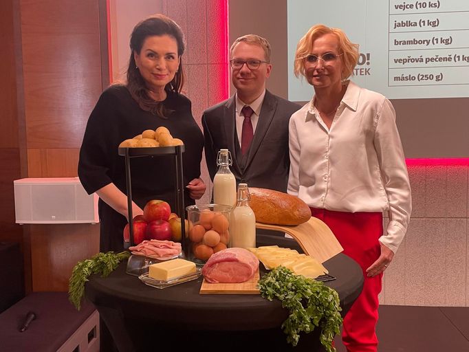 Jana Bobošíková a Kateřina Konečná nad vajíčky, mlékem a dalšími  potravinami. Mužem uprostřed je lídr Stačilo v Plzeňském kraji Vítek Prokop.