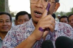 Strana kambodžského premiéra Hun Sena se prohlásila vítězem voleb