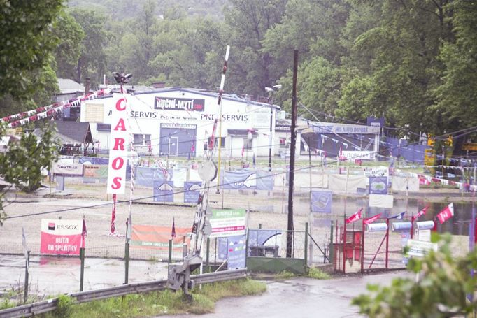 Stoupající hladina Vltavy donutila z Libeňského ostrova vyklidit několik autobazarů.