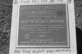 4. května 1886 zemřelo několik lidí při demonstraci na Haymarket Square kvůli výbuchu bomby, za což bylo obviněno a bez důkazů odsouzeno k smrti několik anarchistů. (Na snímku pamětní deska na tuto událost.)