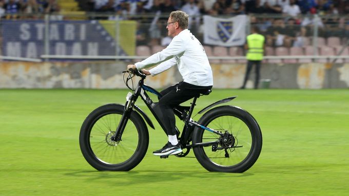 Rakouský kouč Ralf Rangnick na elektrokole