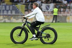 Kouč rakouských fotbalistů drandil po hřišti jako Pogačar. Ale na baterky