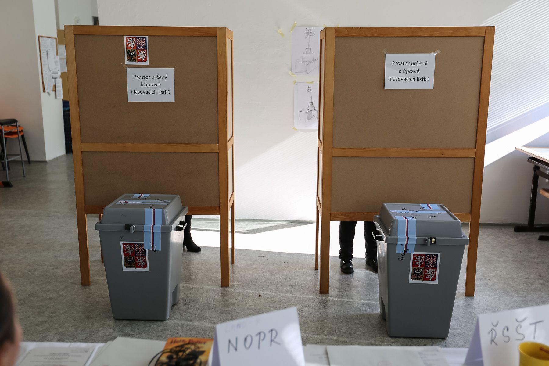 Volby, volební komise, volební místnost - ilustrační foto