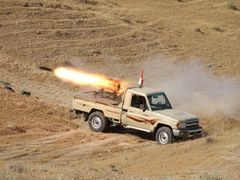 Kurdští ozbrojenci pálí na pozice ISIL.