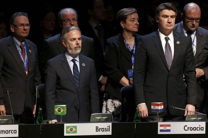 Brazil's Minister of Foreign Affairs Antonio de Aguiar Patriota (L) and Croatian Prime Minister Zoran Milanovic (R) observe a minute of silence about a nightclub fire which killed at least 245 people in southern Brazil on Sunday, as they attend the closing ceremony of the summit of the Community of Latin American, Caribbean States and European Union (CELAC-UE) in Santiago January 27, 2013. REUTERS/Victor R Caivano/Pool (CHILE - Tags: POLITICS BUSINESS) Published: Led. 27, 2013, 6:42 odp.