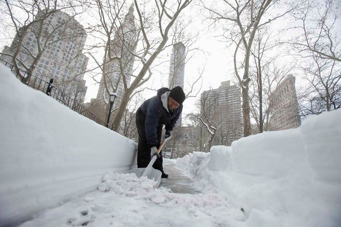 Tunel k burze. Zaměstnanec hloubí cestičku k newyorské Burze cenných papírů.