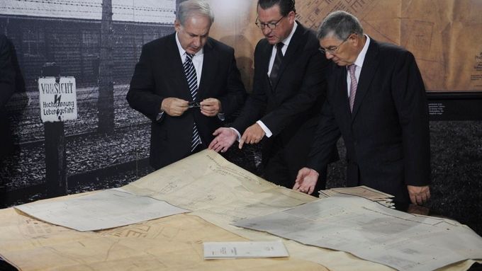 Izraelský premiér Benjamin Netanjahu, šéfredaktor listu Bild Kai Diekmann a ředitel památníku holocaustu Yad Vashem Avner Šalev si prohlížejí původní stavební plány Osvětimi.
