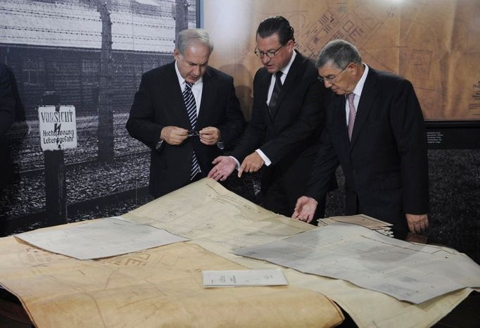 Izraelský premiér Benjamin Netanjahu, šéfredaktor listu Bild Kai Diekmann a ředitel památníku holocaustu Yad Vashem Avner Šalev si prohlížejí původní stavební plány Osvětimi.