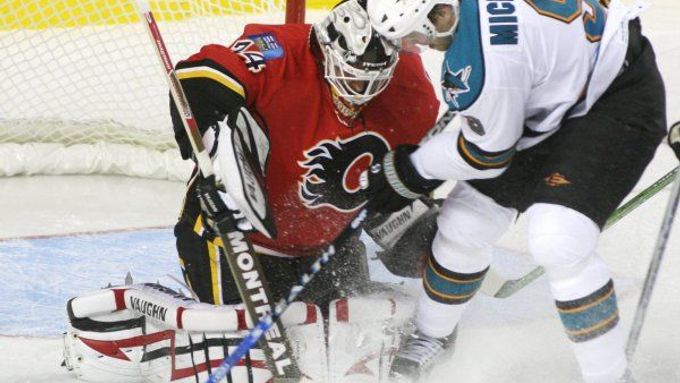 Brankář Calgary Flames Miikka Kiprusoff tentokrát kryje pokus útočníka San Jose Sharks Milana Michálka.