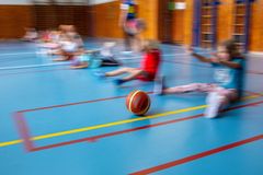 Hurá, je tu zase tělocvik! Kdepak, je to jinak: Popelka stále jen plive do moře