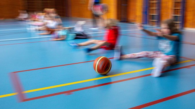 Děti při tělocviku. Ilustrační foto.