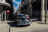 Běžná scéna z uliček část Havany. Stará amerika se proplétá mezi odpadky na ulicích a rozbořenými domy. Jinak to vypadá jen ve starém historickém jádru města (Habana Vieja).