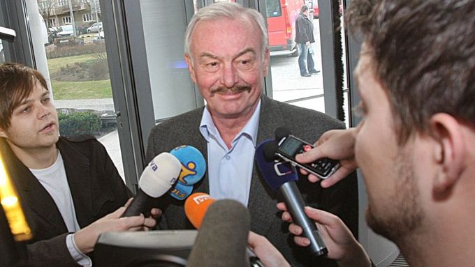 Přemysl Sobotka v klubku novinářů. O několik málo minut později opustil jednání a oznámil, že už se nehodlá podílet na vedení ODS.