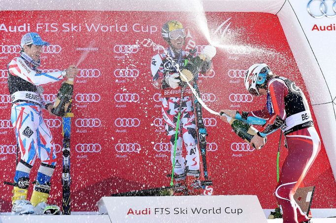 Marcel Hirscher (uprostřed) slaví triumf v obřím slalomu v americké Beaver Creeku