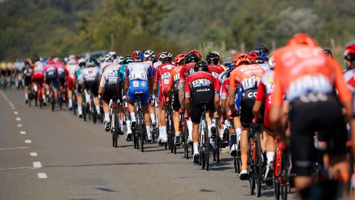 Po hromadném pádu v závodě cyklistických nadějí zasahoval i vrtulník; Zdroj foto: Reuters