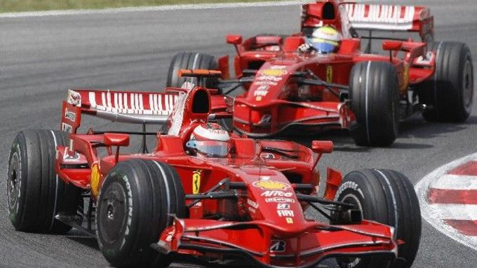 Kimi Räikkönen přišel o výhru ve Francii, v Silverstonu bude mít nový motor.