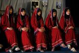 Místní ženy v tradičním oděvu navštívily předvolební sjezd na podporu současného prezidenta Hamída Karzáího.