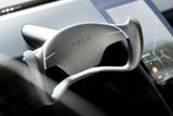 Jako letecké berany vypadal volant už v konceptu Tesla Roadster z roku 2017.