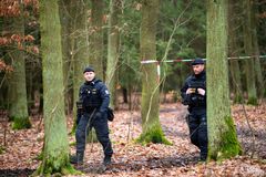 Stovky policistů dál prohledávají Klánovický les, hledají spojitost s vraždou