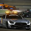 Safety car v čele závodního pole během Velké ceny Sáchiru F1 2021
