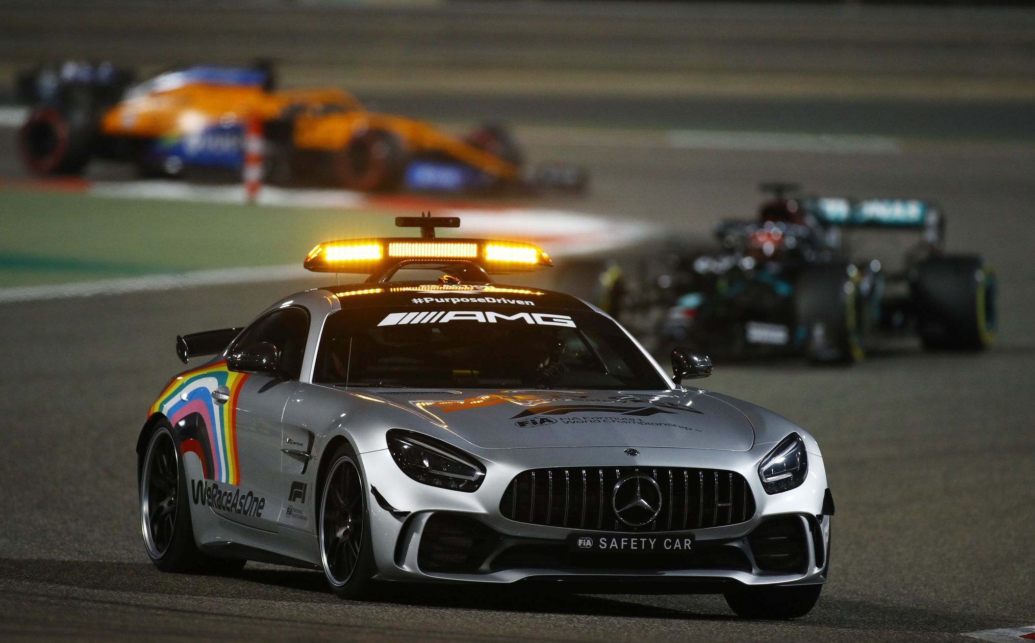 Safety car v čele závodního pole během Velké ceny Sáchiru F1 2021