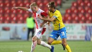 Slavia chtěla na domácím trávníku odčinit klopýtnutí z minulého týdne proti Pardubicím a naladit se před prvním soubojem o Ligu mistrů proti Midtjyllandu. A začala aktivně, Daniel Trubač takto stínoval Petra Ševčíka.