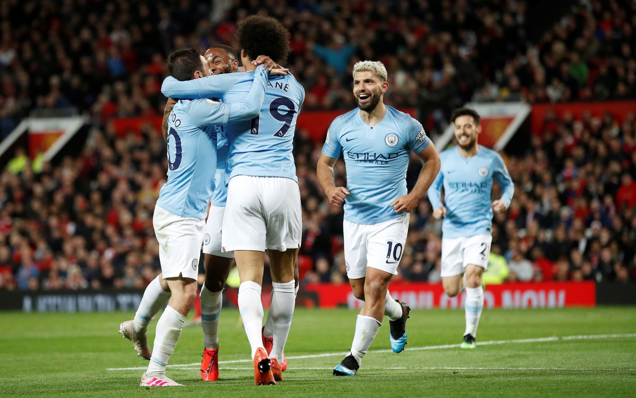 31. kolo anglické fotbalové ligy 2018/19, Manchester United - Manchester City: Fotbalisté City oslavují vstřelený gól.