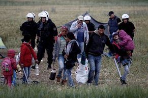 Foto: Sen o cestě na sever utnula policie, z řeckého Idomeni odváží tisíce běženců