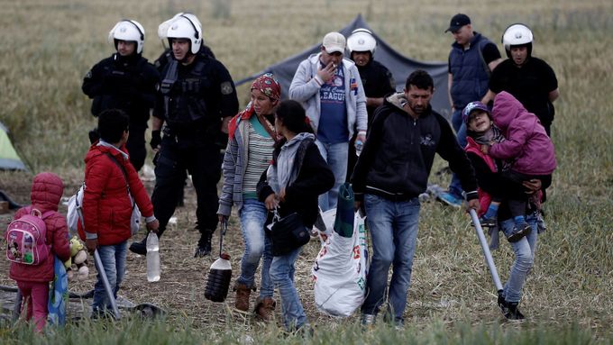 Foto: Sen o cestě na sever utnula policie, z řeckého Idomeni odváží tisíce běženců