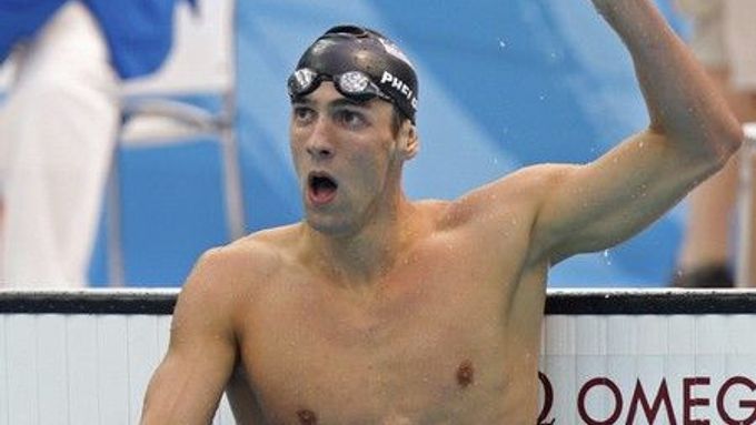 Michael Phelps je v cíli svého šestého zlatého závodu.