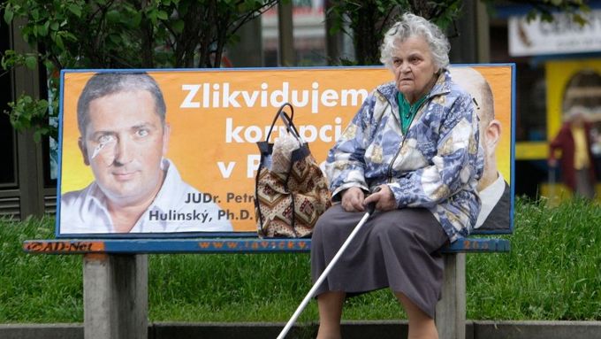 Petr Hulinský (na billboardu) volá po sjezdu co nejdříve - ilustrační foto
