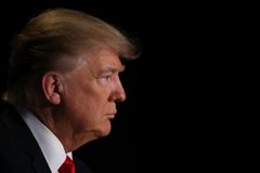 Trump podepsal další exekutivní příkazy. Mají pomoci v boji proti kriminalitě